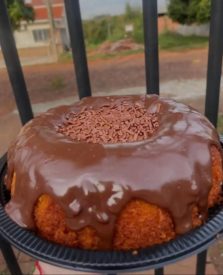 Bolo de cenoura com cobertura de chocolate e granulado